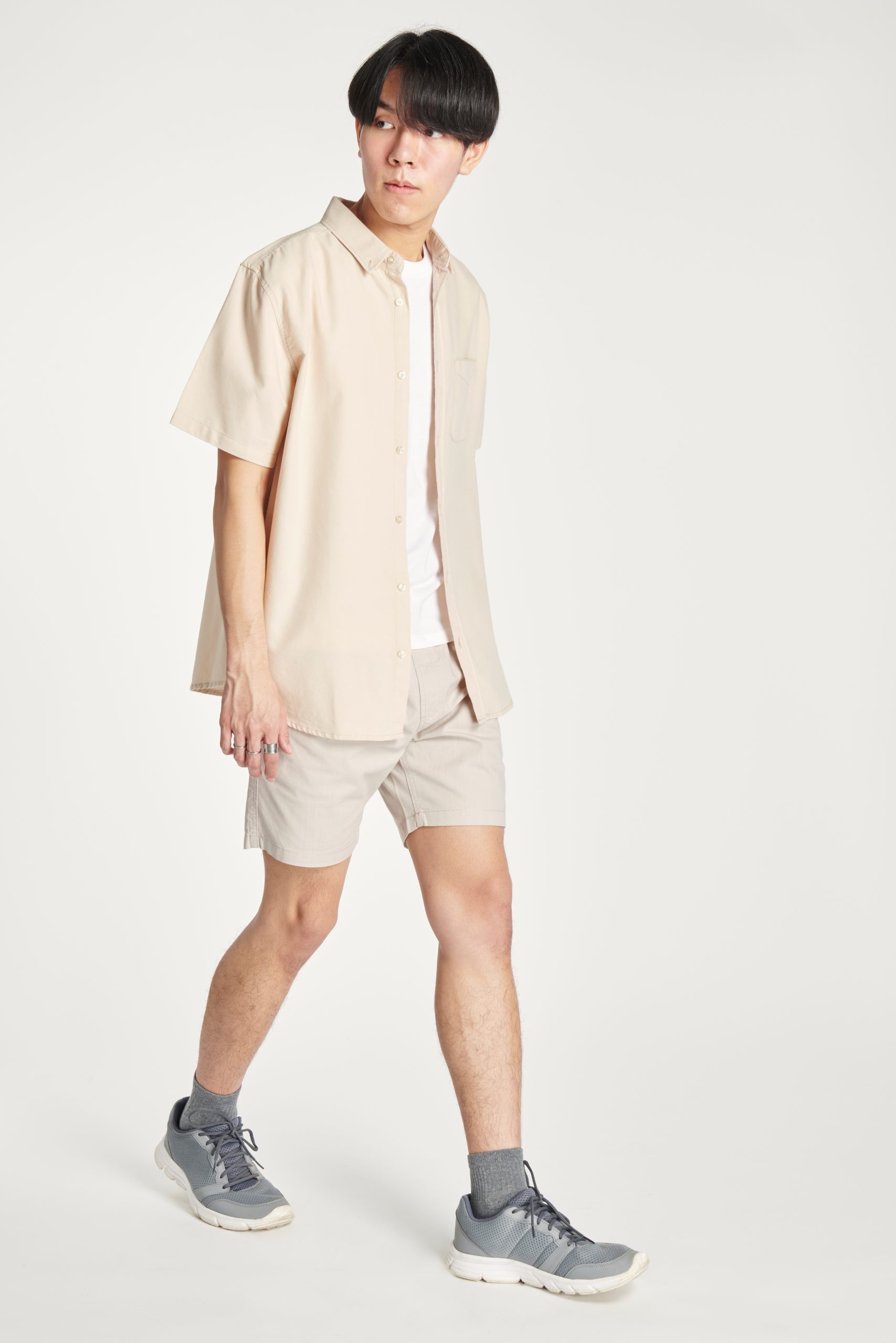 men-beige-shirt-minimal-outfit